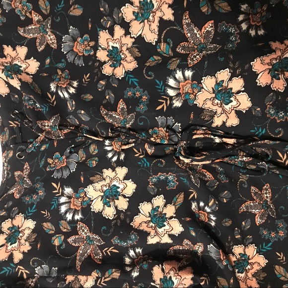 ๐HP๐ NWOT Floral top w/ lace up back - Picture 6 of 7